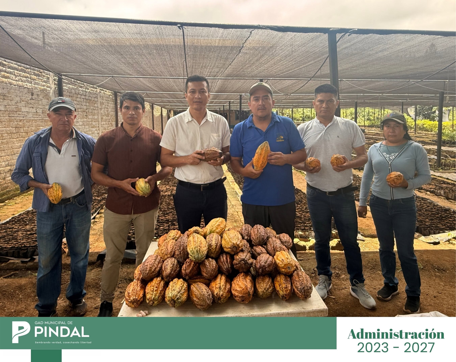 Alcalde de Pindal, junto a personal municipal y personal de la mancomunidad Bosque Seco